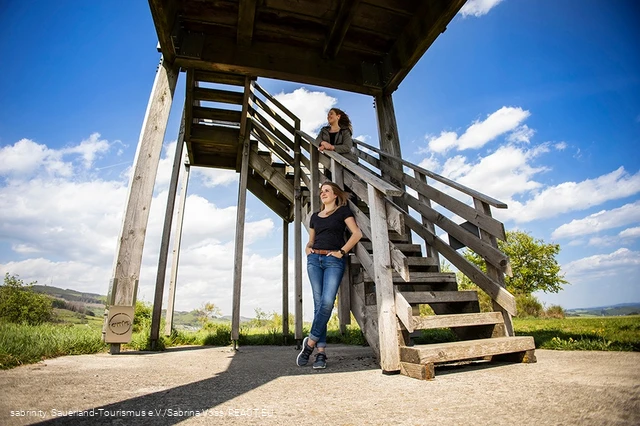 Zwei Frauen an der Treppe zum Stabil Stuhl