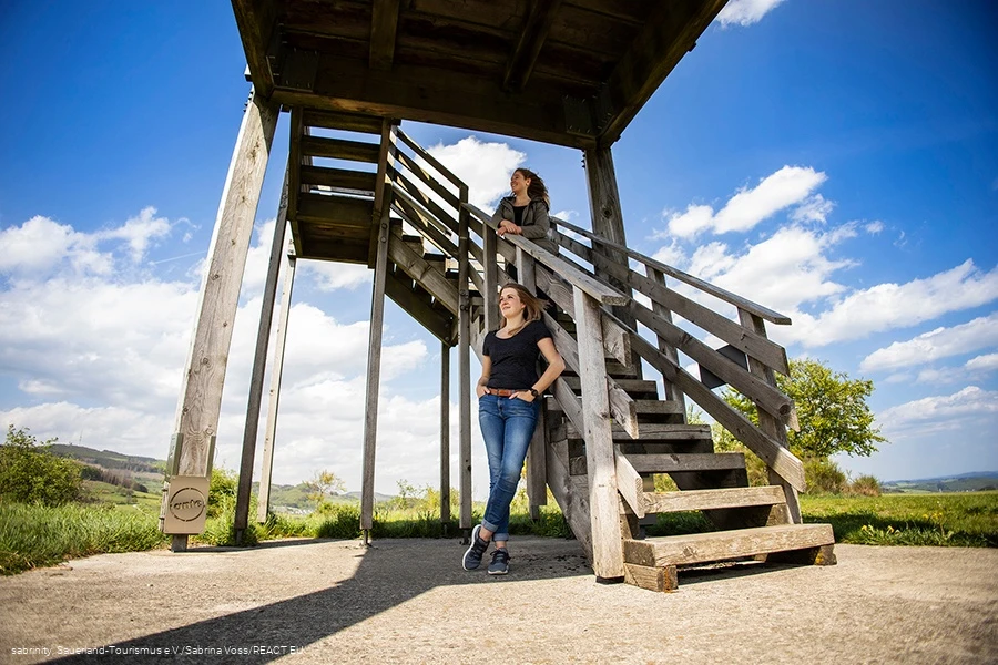 Zwei Frauen an der Treppe zum Stabil Stuhl