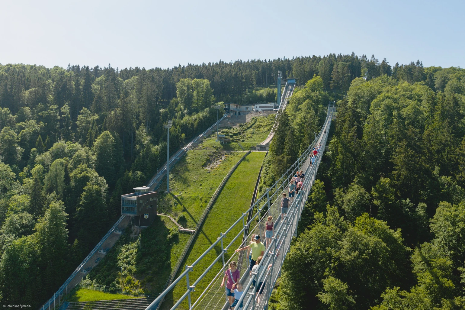Blick auf Skywalk und Mühlenkopfschanze