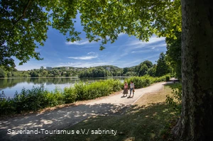 Zwei Spaziergängerinnen im Sommerlicht am Seilersee