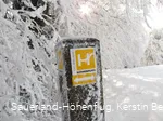 Markierungszeichen Sauerland-Höhenflug im Schnee