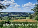 Ein Waldsofa steht an der Nordhelle mit einer Installation zum Hören von Gedichten über Wolken