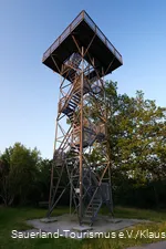 Blick von unten nach oben auf den Quitmannsturm in Neuenrade