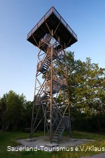 Blick von unten nach oben auf den Quitmannsturm in Neuenrade