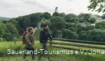 Zwei Wanderer auf dem Sauerland-Höhenflug vor der Mattenschanze in Meinerzhagen