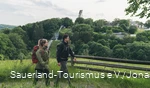 Zwei Wanderer auf dem Sauerland-Höhenflug vor der Mattenschanze in Meinerzhagen