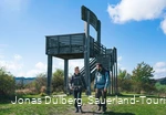 Zwei Wanderer vor dem Stabil Stuhl in Hallenberg