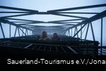 Zwei Wander schauen lachend im dichten Nebel vom Schombergturm nach unten