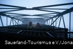 Zwei Wander schauen lachend im dichten Nebel vom Schombergturm nach unten