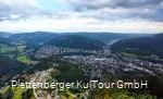Drohnenaufnahme von Plettenberg und seiner waldreichen Umgebung