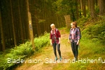 Zwei Wanderinnen oberhalb des Renautals