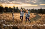 zwei Wanderinnen wandern im Sonnenaufgang auf den Kahlen Asten