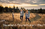 zwei Wanderinnen wandern im Sonnenaufgang auf den Kahlen Asten