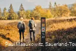 Zwei Wanderinnen auf dem Weg zum Astenturm