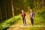 Zwei Wanderinnen oberhalb des Renautals