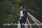 Wandererin auf dem Holzsteg in den Ebbemooren