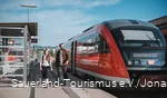 zwei Wanderer starten die Wanderung am Bahnhof Korbach