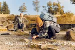 Zwei Wanderinnen an der Lennequelle