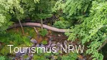 Eine Brücke durch das Meer aus Felsen