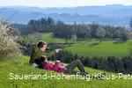 Wanderer beobachten die Ferne am Sauerland-Höhenflug