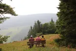 Wanderer genießen den Ausblick am Rösberg