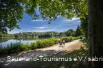 Zwei Spaziergängerinnen im Sommerlicht am Seilersee