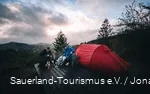 Zwei Männer richten sich auf einem Trekkingplatz ein