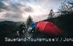 Zwei Männer richten sich auf einem Trekkingplatz ein