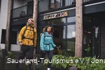 Zwei Wanderer starten ihre Wanderung am Hotel vor der Rezeption