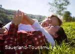 Wanderpaar auf einer Bergwiese