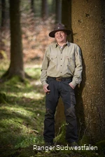 Ranger Christoph Nolte im Wald.