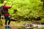 Wandererin macht ein Selfie am Bach am Sauerland-Höhenflug