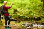 Wandererin macht ein Selfie am Bach am Sauerland-Höhenflug