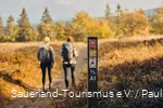 zwei Wandererinnen auf dem Sauerland-Höhenflug am Kahlen Asten