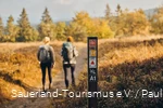 zwei Wandererinnen auf dem Sauerland-Höhenflug am Kahlen Asten