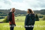 Ein Wanderpaar oberhalb von Sundern-Hagen auf dem Sauerland-Höhenflug