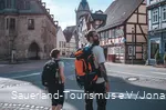 Zwei Wander unterwegs auf dem Sauerland-Höhenflug in der historischen Altstadt von Korbach